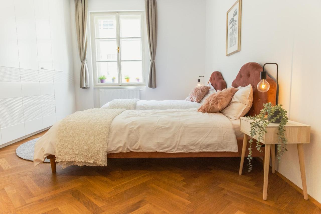 Top Location City Centre Condo In Historic Building With Free Garage Parking Любляна Екстер'єр фото